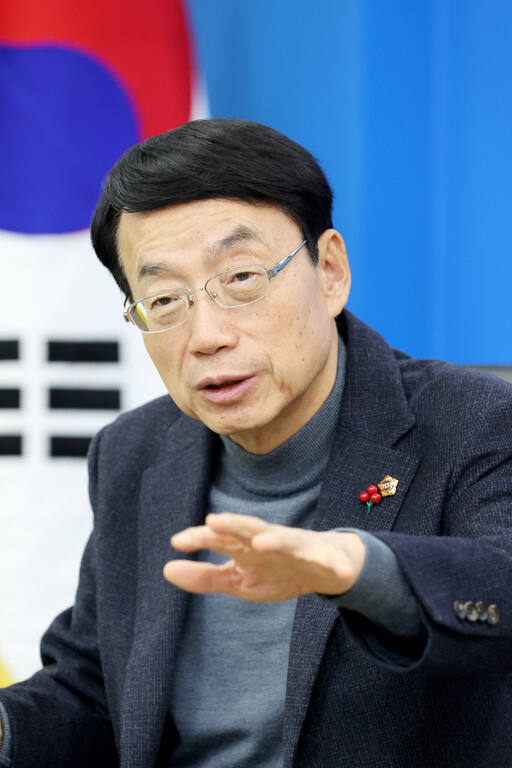 허식 인천시의회 의장이 2024년 새해를 맞아 열린 의정에 대해 설명하고 있다. 인천시의회 제공