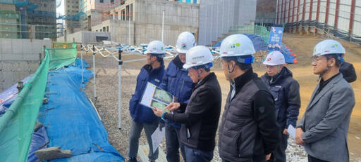 서환식 LH(한국토지주택공사) 인천지역본부장이 4일 오전 인천 검단신도시의 현장을 방문하고 있다. LH 제공