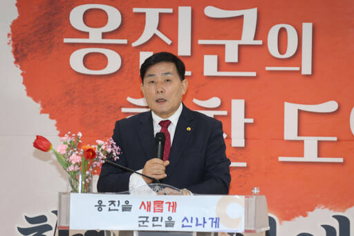 문경복 옹진군수가 4일 북도면사무소에서 직원들과 지역 현안에 대해 소통하고 있다. 옹진군 제공