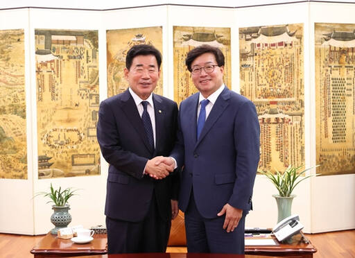 김진표 국회의장(왼쪽)과 염태영 경기도정 자문회의 의장. 염태영 자문회의 의장 제공.