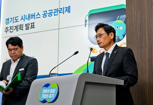 오후석 행정2부지사가 지난해 7월경기도청 브리핑룸에서 시내버스 공공관리제 추진 계획을 발표하고 있다. 도는 이달 시내버스 1천200대를 시작으로 2027년까지 도내 6천200여대에 대한 공공관리제 전환을 예정하고 있다. 경기일보DB