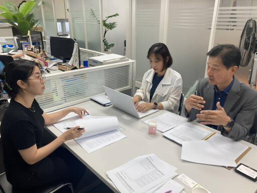 노사발전재단 인천중장년내일센터가 최근 맞춤형 채용 지원 패키지 사업 강화를 위해 직원간 회의를 하고 있다. 인천중장년내일센터 제공