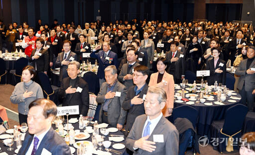 수원상공회의소 ‘2024년 갑진년 신년인사회’가 4일 오후 라마다프라자 수원호텔에서 오병권 경기도 행정1부지사, 이재준 수원특례시장, 남경순 경기도의회 부의장, 김재옥 수원상공회의소 회장, 신항철 경기일보 대표이사 회장 등 지역 기관 단체장, 경제·정치·언론 관계자 350여명이 참석한 가운데 열렸다. 행사에 참석한 내빈들이 국민의례를 하고 있다. 김시범기자