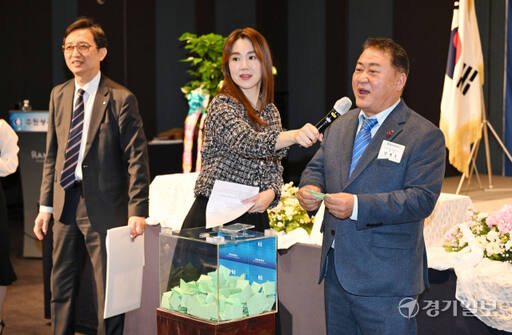 4일 오후 라마다프라자 수원호텔에서 열린 수원상공회의소 ‘2024년 갑진년 신년인사회’에서 김재옥 수원상공회의소 회장이 경품추첨을 하고 있다. 김시범기자