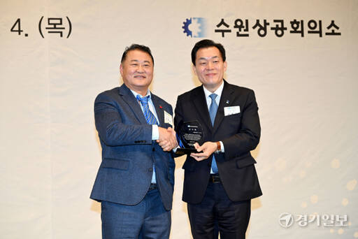 4일 오후 라마다프라자 수원호텔에서 열린 수원상공회의소 ‘2024년 갑진년 신년인사회’에서 김재옥 수원상공회의소 회장이 이재준 수원특례시장에게 감사패를 전달하고 있다. 김시범기자