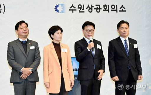 4일 오후 라마다프라자 수원호텔에서 열린 수원상공회의소 ‘2024년 갑진년 신년인사회’에서 박광온, 백혜련, 김영진, 김승원 국회의원이 인사말을 하고 있다. 김시범기자