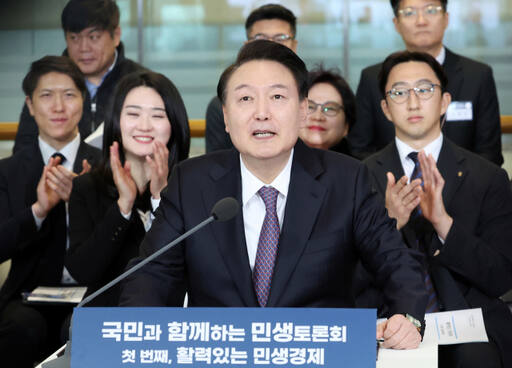 윤석열 대통령이 4일 용인시 중소기업인력개발원에서 '국민과 함께하는 민생토론회' 형식으로 열린 기획재정부의 2024년 신년 업무보고에서 모두 발언을 마친 뒤 참석자들의 박수를 받고 있다. 대통령실통신사진기자단