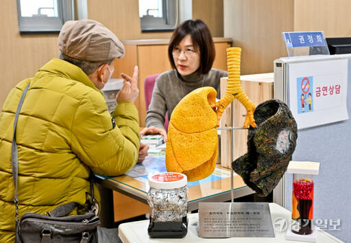 2024년 새해를 맞아 금연을 시도하는 시민이 늘고 있다. 4일 오후 수원특례시 영통구보건소 금연클리닉에서 한 흡연자가 금연 상담을 받고 있다. 윤원규기자
