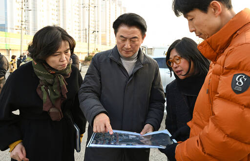 김동근 의정부시장이 회룡초등·중학교, 호원중학교 주변의 임시 통학로 조성 사업을 현장 점검하고 있다. 의정부시 제공.