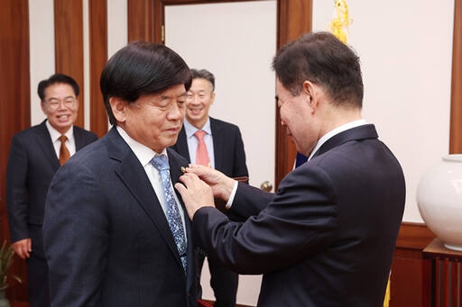 김진표 의장이 김교식 의장비서실장에게 뱃지를 달아주고 있다. 국회의장 공보수석실 제공.