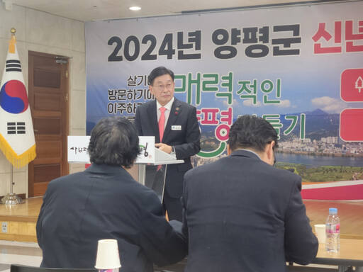전진선 군수가 신년 언론 브리핑을 하고 있다. 황선주기자
