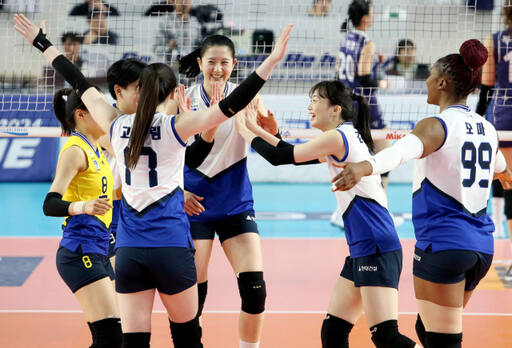 5일 경북 김천실내체육관에서 열린 2023-2024 V리그 여자부 김천 한국도로공사와 경기에서 3대0으로 승리한 수원 현대건설 선수들이 환호하고 있다.연합뉴스