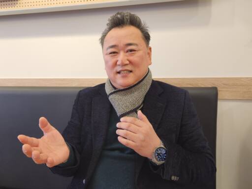 인천 동구 집수리 자원봉사자 이연훈씨(55)가 자신의 봉사활동 의미 등을 설명하고 있다. 황남건기자