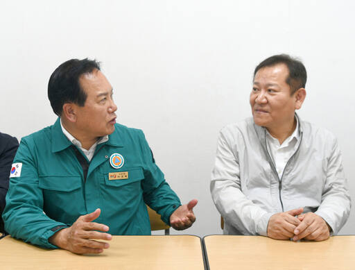 이권재 시장(왼쪽)이 오산시를 방문한 이상민 행정안전부장관에게 기준인건비 현실화를 요청하고 있다. 오산시 제공