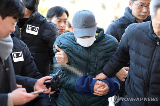 고양·양주에서 여성 다방업주 2명을 잇달아 살해한 혐의를 받는 이모씨가 7일 오후 구속 전 피의자 심문(영장실질심사)을 받기 위해 의정부지법 고양지원으로 향하고 있다. 연합뉴스 제공