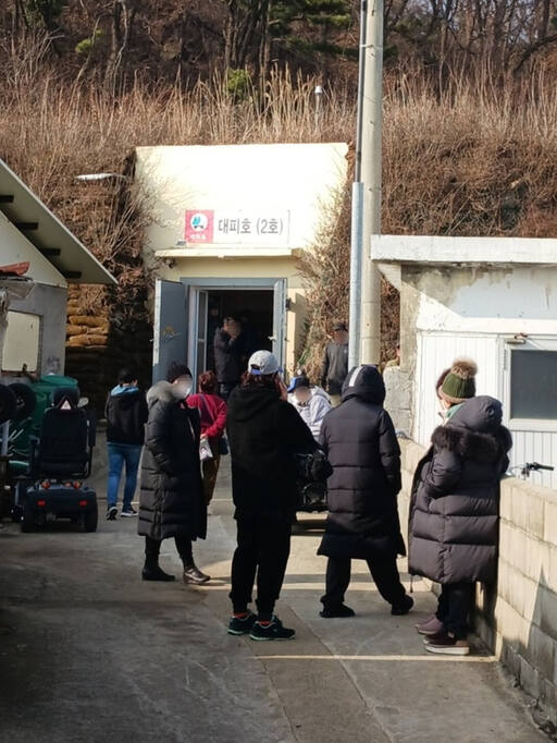 지난 5일 오후 인천 옹진군 연평도 주민들이 연평도 대피호(2호)로 대피하고 있다. 독자 제공