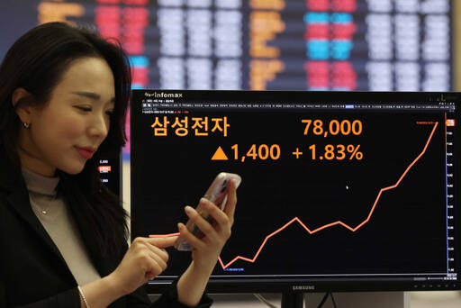 지난달 27일 오후 서울 여의도 한국거래소 모니터에 삼성전자 주가 현황이 표시돼 있다. 이날 유가증권시장에서 삼성전자는 전 거래일보다 1.83% 오른 7만8천원에 거래를 마쳤다. 이 종가는 52주 신고가이기도 하다. 연합뉴스