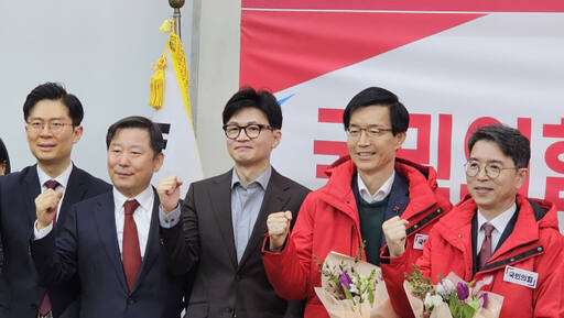 8일 국민의힘 인재영입식에서 화이팅 구호를 외치는 한동훈 비대위원장과 방문규 전 산업통상자원부 장관(오른쪽에서 두 번째). 국민의힘 제공