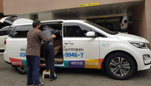 한 어르신이 부천시 이동지원 서비스를 통해 차량을 이용하고 있다. 부천시 제공