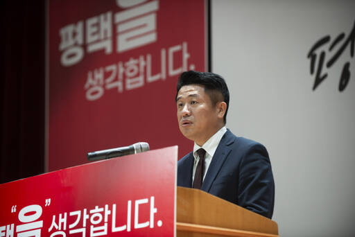국민의힘 정책위의장인 유의동 의원이 의정보고회에서 ‘2024년 평택이 달라집니다’를 통해 올해 평택이 달라지는 모습을 설명하고 있다. 유의동 의원실 제공