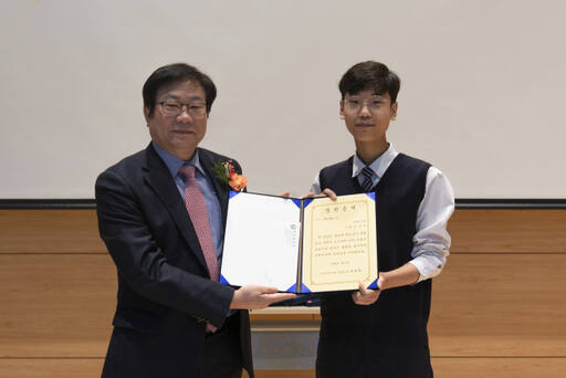 ㈜에이치시티 허봉재 대표(왼쪽)가 이천 마장중 학생에게 장학금 전달하고 있다.