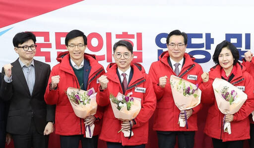 8일 국회에서 열린 국민의힘 입당 및 영입 환영식에서 한동훈 비상대책위원장(맨 왼쪽)으로부터 당 점퍼를 선물받은 전직 장·차관들이 나란히 서있다. 왼쪽부터 방문규 전 산업부 장관, 김완섭 전 기획재정부 차관, 정황근 전 농림부 장관, 이기순 전 여성가족부 차관. 연합뉴스