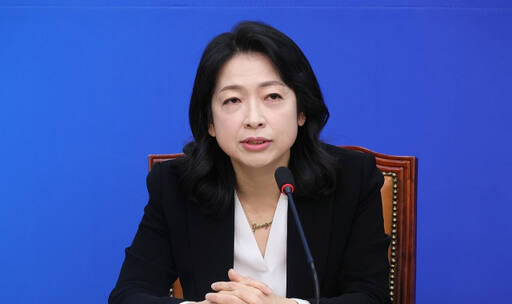 8일 오전 국회에서 열린 더불어민주당 영입인재 환영식에서 황정아 한국천문연구원 책임연구원이 인사말을 하고 있다. 연합뉴스