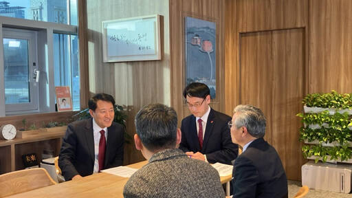 권신일 국민의힘 포천가평 예비후보는 8일 오세훈 서울시장과 만나 서울시가 추진하고 있는 워케이션사업 참여 등을 요청했다. 권 후보 사무소 제공