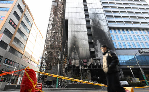 지난달 17일 화재가 발생한 인천시 논현동의 한 호텔에 화재가 발생한 지 3주가 지났지만 그대로 방치돼 추가 사고 위험과 도심의 흉물로 자리잡고 있다. 조병석기자