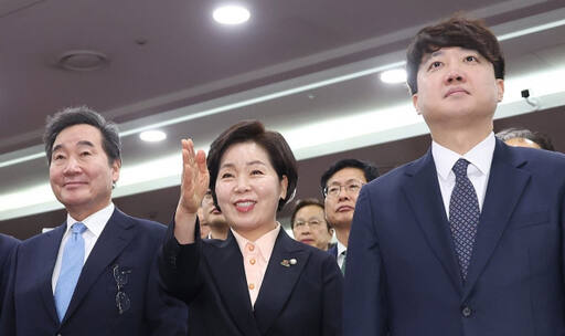 신당 창당을 추진 중인 이준석 전 국민의힘 대표(오른쪽부터)와 한국의희망 양향자 대표, 이낙연 전 더불어민주당 대표가 9일 국회 의원회관에서 열린 양 대표의 출판기념회에 나란히 서서 대화하고 있다. 연합뉴스