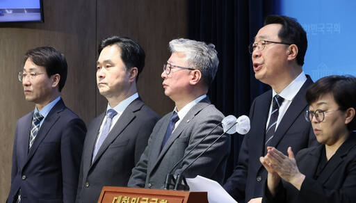 더불어민주당 비주류 모임 원칙과 상식' 의원들이 기자회견을 하고 있다. 왼쪽부터 이원욱, 김종민, 조응천, 윤영찬. 연합뉴스
