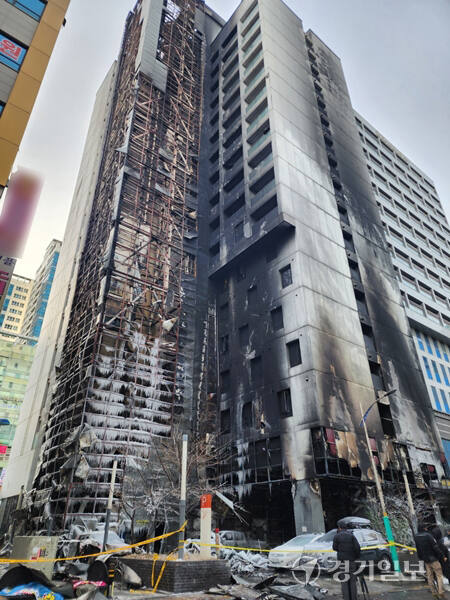 지난달 17일 불이 난 인천 남동구 논현동 호텔. 경기일보DB