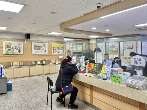 최근 음악과 그림이 있는 치유 공간으로 재탄생한 수원특례시 팔달구 행궁동 행정복지센터 민원실에서 한 민원인이 업무를 보고 있다. 행궁동 제공
