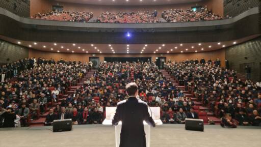 김학용 국회의원이 시민 2천여 명이 참석한 가운데 안성맞춤 아트홀에서 의정보고회를 가졌다. 김학용 국회의원 사무실 제공
