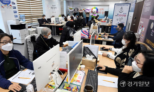 제22대 국회의원선거를 90여일 앞둔 10일 오전 경기도선거관리위원회에서 사이버공정선거지원단 등 관계자들이 사이버선거범죄 근절 홍보 퍼포먼스를 벌이고 있다. 선거법 개정으로 오는 29일부터 선거운동을 위해 인공지능(AI) 기반 딥페이크 영상을 제작·편집·유포·상영·게시하는 것이 금지된다. 김시범기자