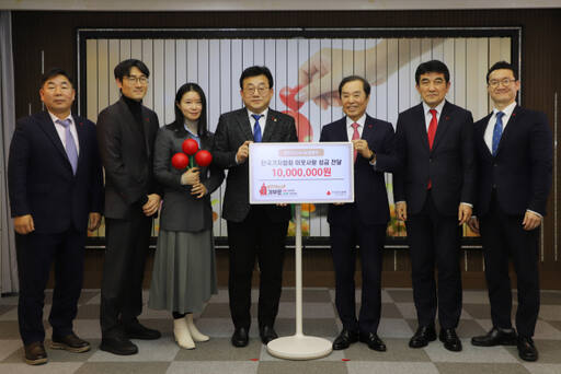한국기자협회 박종현 회장을 비롯해 임직원들이 10일 사회복지공동모금회를 방문해 이웃사랑 성금을 전달하고 있다. 왼쪽부터 한국기자협회 김용만 사무총장, 곽수근 부회장, 김수연 부회장, 박종현 회장, 사랑의열매 김병준 회장, 황인식 사무총장, 양호영 커뮤니케이션본부장이 기념촬영을 하고 있다. 한국기자협회 제공