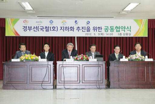 촤대호 안양시장이 ‘시청 상황실에서 열린 ‘경부선 지하화 추진을 위한 공동협약식“에서 기념촬영을 하고 있다. 최대호 안양시장 페이스북 캡처
