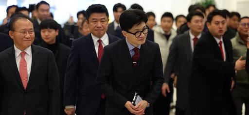 국민의힘 한동훈 비상대책위원장이 11일 오전 부산항국제전시컨벤션센터에서 열린 비상대책위원회에 입장하고 있다. 연합뉴스
