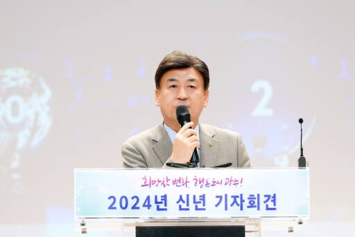 방세환 광주시장이 11일 시청 회의실에서 열린 신년 기자회견에서 "문화예술 도시로의 품격을 높이겠다"고 밝히고 있다. 광주시 제공