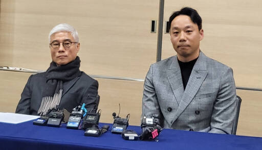 프로축구 K리그2 수원 삼성의 박경훈 신임 단장(왼쪽)과 염기훈 감독이 11일 미디어 데이에 참석해 기자들의 질문에 답하고 있다.임창만기자
