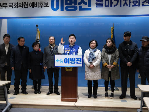 이병진 민주당 수원무 당협위원장 직무대행이 11일 도의회 브리핑룸에서 총선 출마 기자회견을 진행하고 있다. 이병진 선거사무실 제공