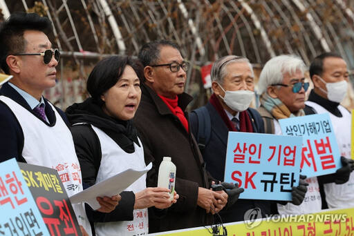 가습기살균제 환경노출확인 피해자연합, 가습기살균제 피해자 비상대책위원회 등 관계자들이 11일 오후 서울 서초구 중앙지법 인근에서 이날 예정된 가습기살균제 2심 선고를 치를 SK케미칼과 애경산업 관계자들의 엄벌을 촉구하는 기자회견을 하고 있다. 연합뉴스