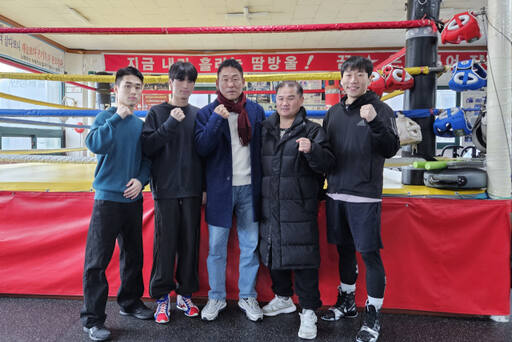 오는 20일 열릴 WBF 라이트급 타이틀매치에 나서는 임종빈 등 김명곤 복싱짐 소속 선수들이 11일 훈련에 앞서 기념촬영을 하고 있다.오민주기자
