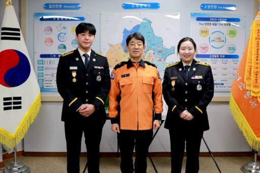 (왼쪽부터)박진철 소방교, 최영경 소방교가 정복 순금기장 수여식 후 권용성 수원소방서장과 기념사진을 촬영하고 있다. 수원소방서 제공