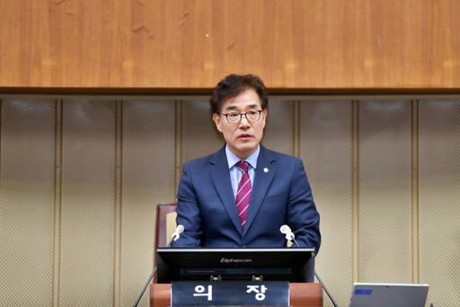 김학기 의왕시의회의장이 지난 11일 개회한 제299회 임시회에서 개회사를 하고 있다. 의왕시의회 제공