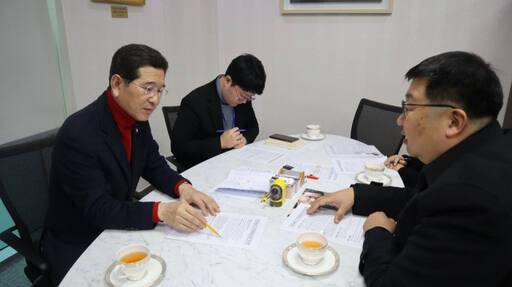 김학용 국회의원이 문화재청 문화재보존국장과 봉업사지 국가 지정의 당위성에 대해 환담하고 있다. 김 의원실 제공