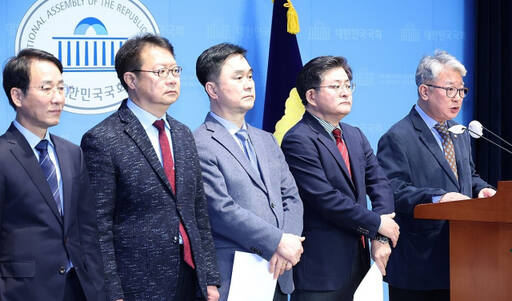 12일 국회에서 '원칙과 상식' 조응천 의원 등이 기자회견을 하고 있다. 왼쪽부터 이원욱 의원, 정태근 전 한나라당 의원, 김종민 의원, 박원석 전 정의당 의원, 조 의원. 연합뉴스