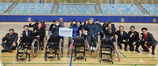 12일 스포츠 휠체어 전달식 후 장애 체육인과 도의원, 도장애인체육회 등 관계자들이 기념촬영을 하고 있다.경기도장애인체육회 제공