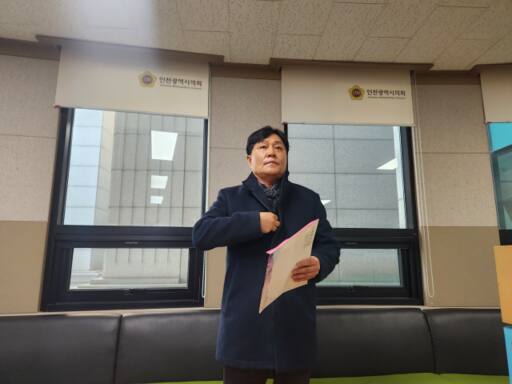 국민의힘 박용철 인천시의원(강화)이 13일 오후 시의회 의원총회의실 앞에서 기자회견을 열고 이날 열린 의원총회 결과를 발표하고 있다. 황남건기자