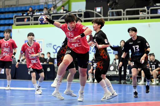 13일 광명시민체육관에서 벌어진 ‘신한 SOL Pay 2023-2024 핸드볼 H리그’ 여자부 경기 인천시청과의 경기에서 SK 슈가글라이더즈 강은혜가 슛을 쏘고 있다.한국핸드볼연맹 제공